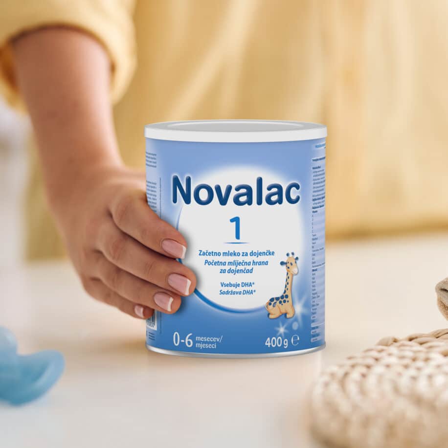 Nadomestno mleko Novalac 1 na kuhinjskem pultu.
