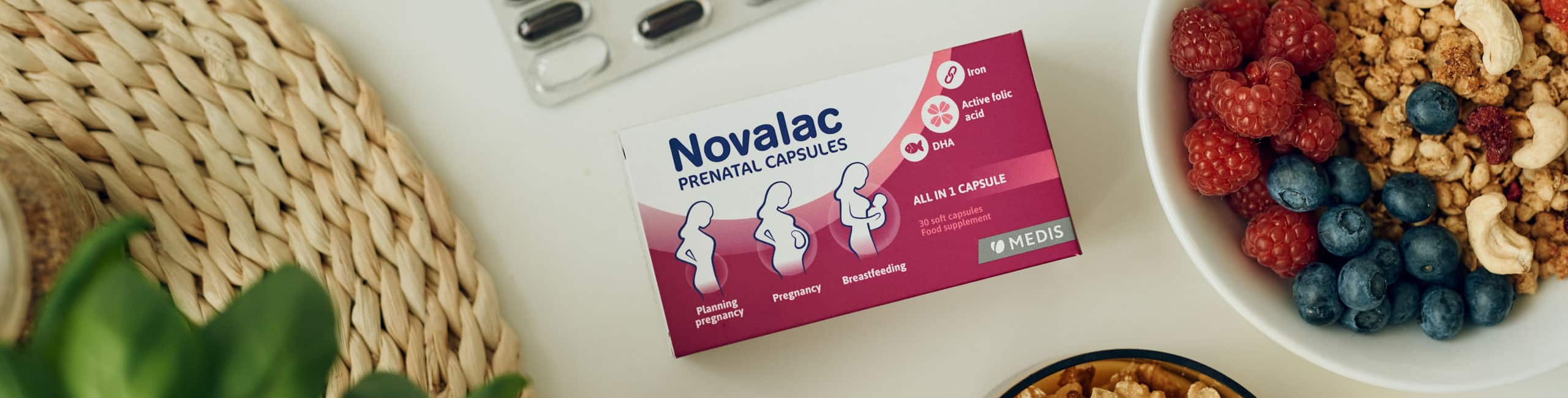 Novalac prenatalne kapsule ob zdravem zajtrku.