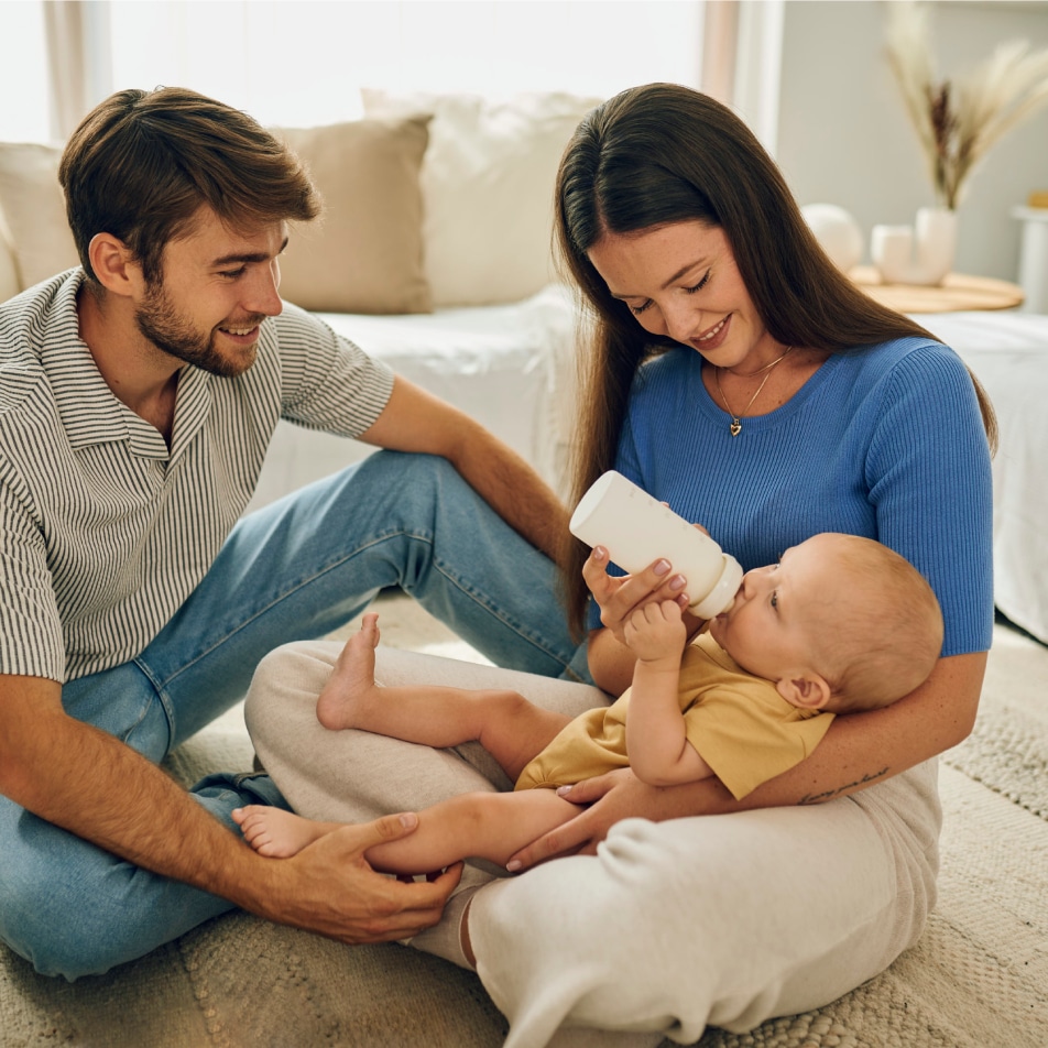 Starša dojita dojenčka z Novalac stekleničko