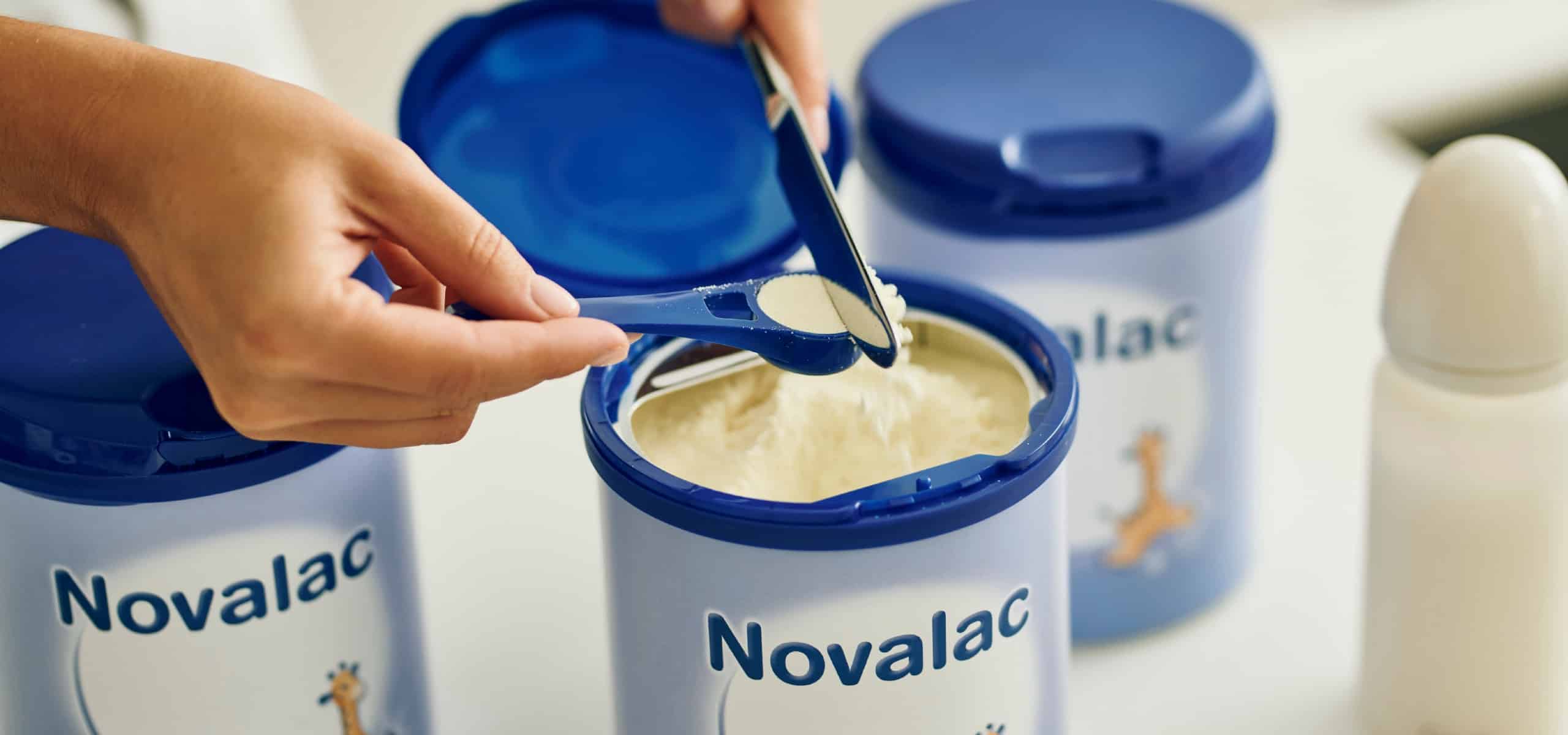 Mamica odmerja porcijo Novalac nadomestne formule.