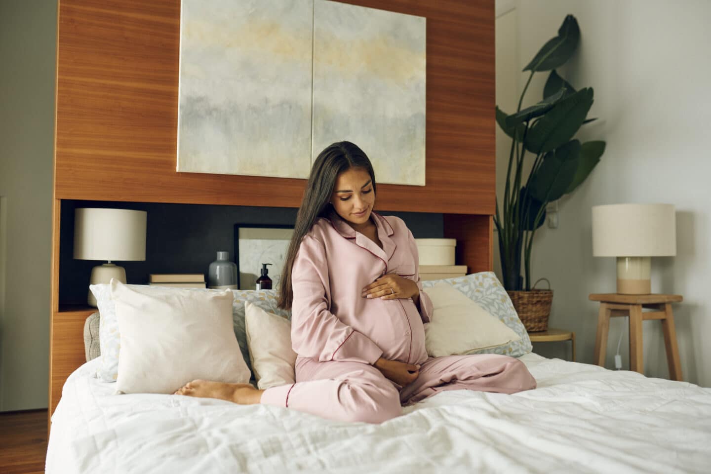 Rojstvo otroka je najpomembnejši dogodek v življenju matere, otroka in celotne družine. Poznamo veliko različnih načinov poroda: v državni bolnišnici, zasebni bolnišnici, porod na žogi, na stolu, porod v vodi, porod z babico, vaginalni porod ali carski rez. Izbir je veliko, zato se bodočim mamicam ni lahko pravilno odločiti. Odkrijte prednosti in slabosti posamezne vrste poroda in se lažje odločite, kako želite, da vaš otrok pride na svet.