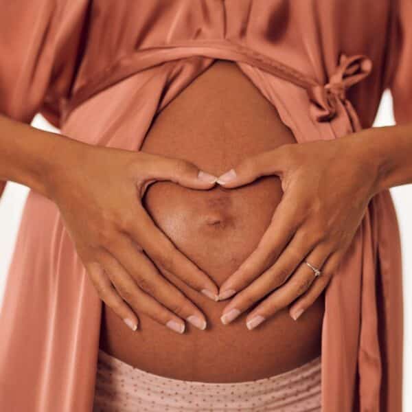 Rojstvo otroka je najpomembnejši dogodek v življenju matere, otroka in celotne družine. Poznamo veliko različnih načinov poroda: v državni bolnišnici, zasebni bolnišnici, porod na žogi, na stolu, porod v vodi, porod z babico, vaginalni porod ali carski rez. Izbir je veliko, zato se bodočim mamicam ni lahko pravilno odločiti. Odkrijte prednosti in slabosti posamezne vrste poroda in se lažje odločite, kako želite, da vaš otrok pride na svet.